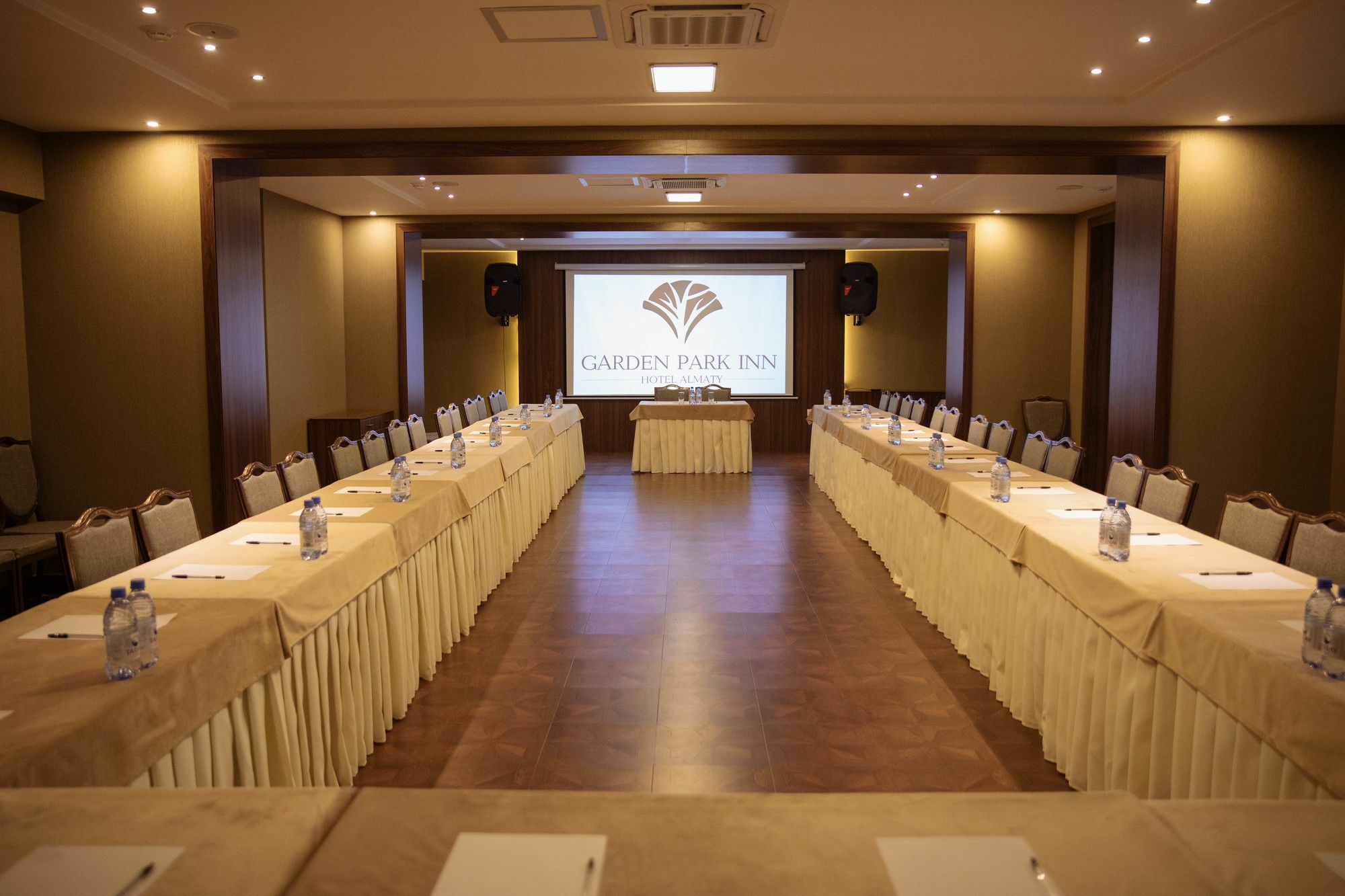 אלמטי Garden Park Inn מראה חיצוני תמונה